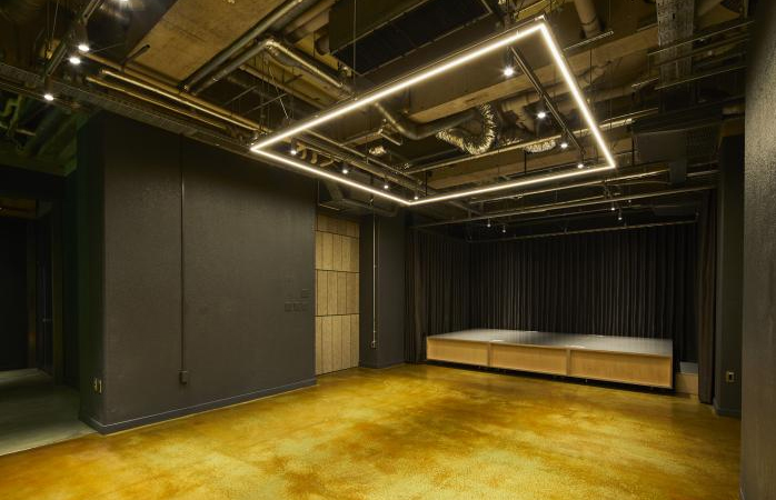 オフィスデザインの内装の仕上げに塗装を採用した当社の施工事例 東京港区イベントスペース・スタジオ